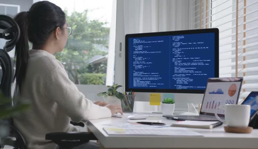 南通软件开发公司实战建议：网站赋能，为何必须接入支持机器人？